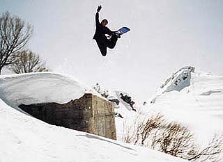 Freestyle snowboarding in Faraya